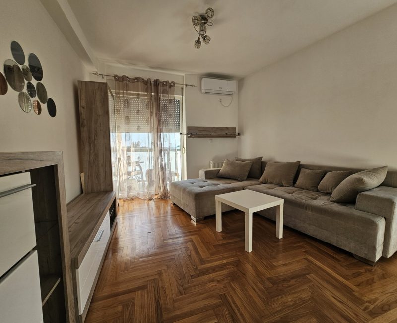 Garsonjera, Lesnina 5