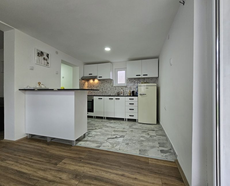 Zeleno Polje, nameštena kuća 6